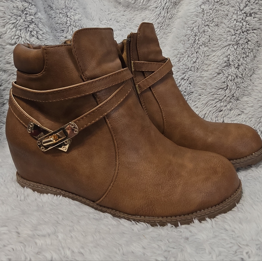 TOP Moda Tan Ankle Booties with Gold Accents